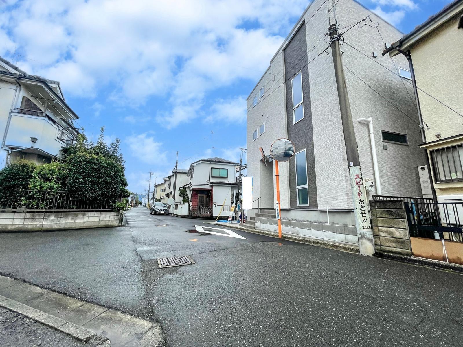 外観・前面道路